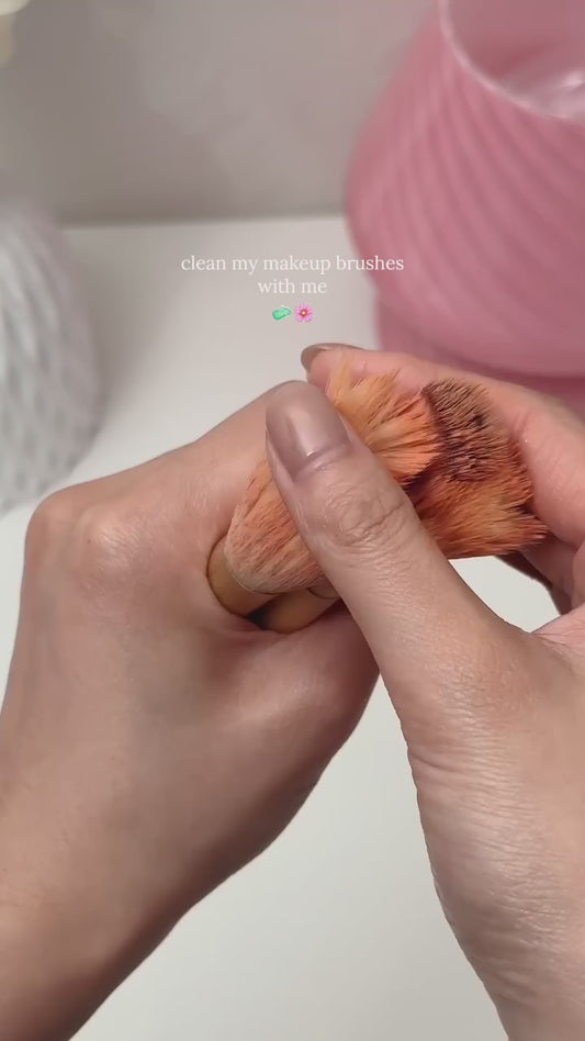 Makeup brush cleaning machine